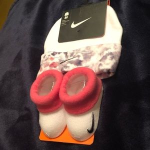 Infant hat and bootie set